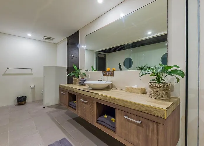 Luxury 4 Bedroom *